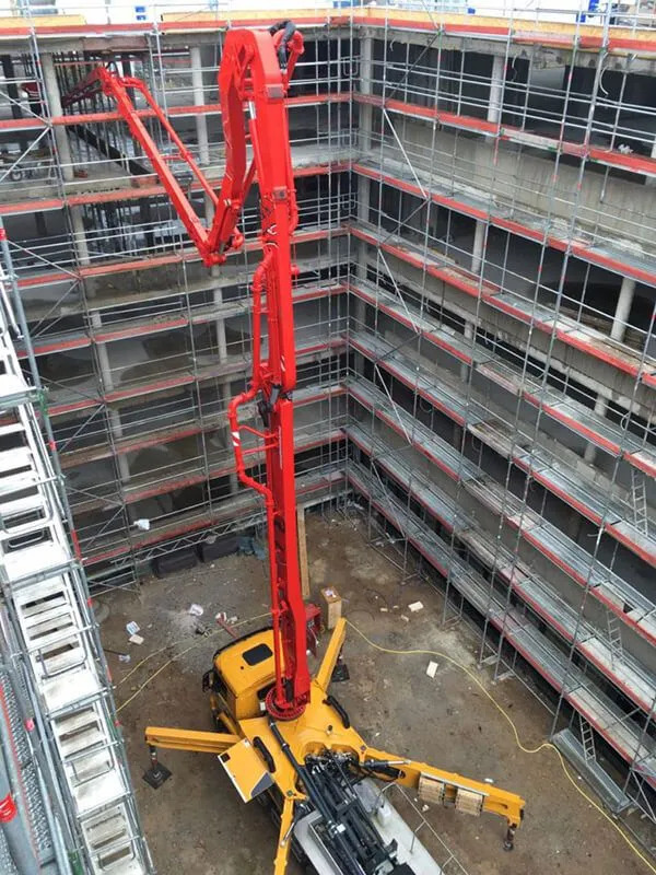 Pumpe Für Beton Und Gips. Station Zur Herstellung Von Betonmischgut Und  Ferntransport. Baumaschinen Und Stockbild - Bild von entwicklung, arbeit:  223404973